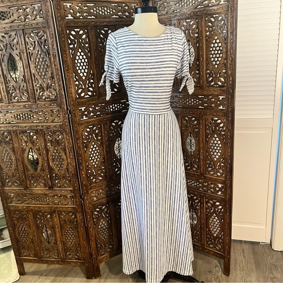 Flattering Striped Fit and Flare Stretch Maxi - Picture 2 of 11
